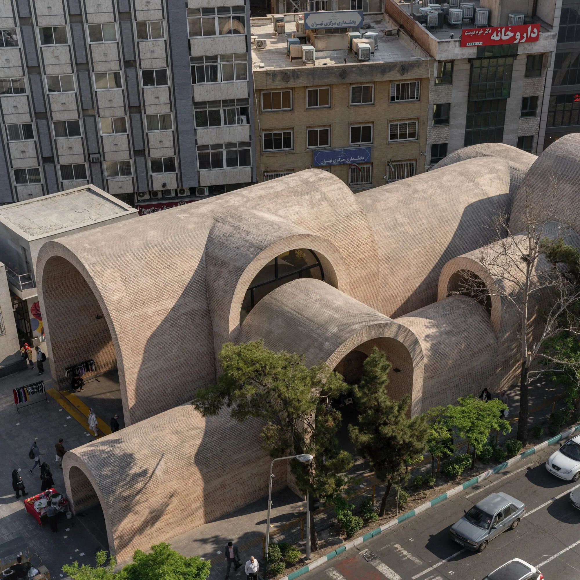 Tahran'da tuğla kemerlerle kurulan Cahad Metro Meydanı.