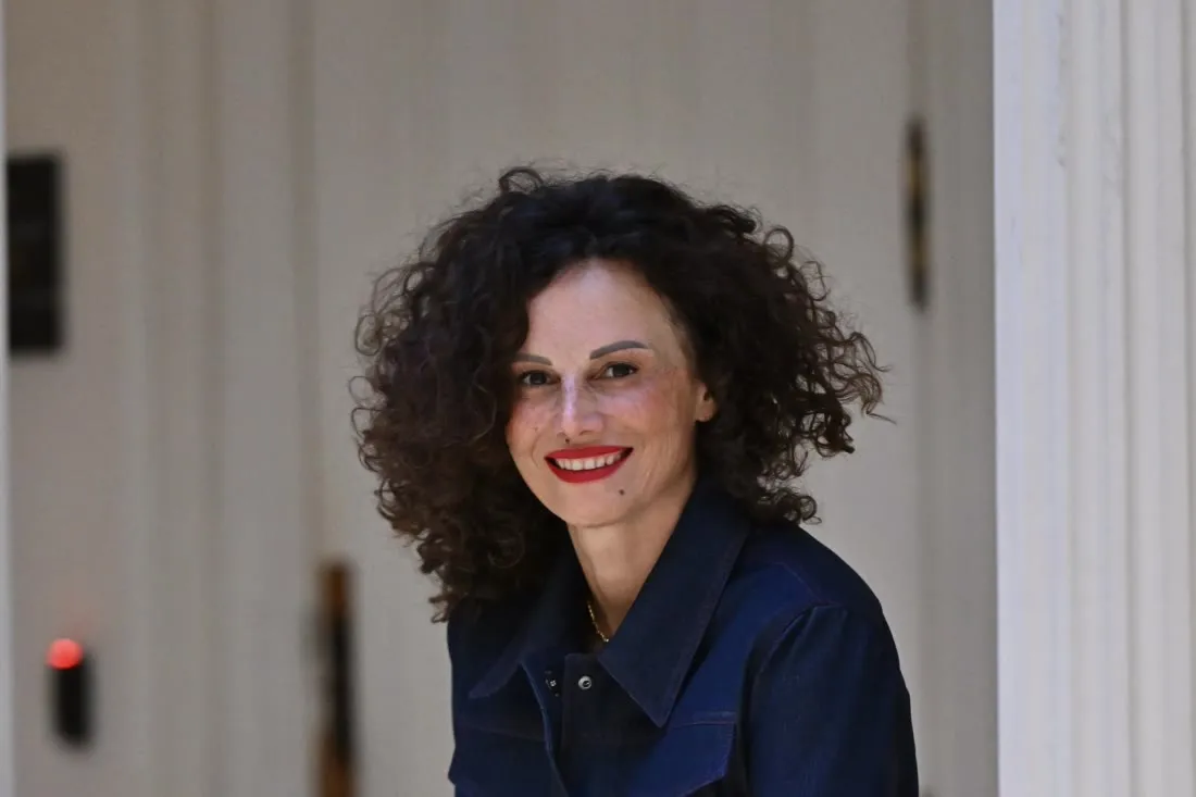 Banu Uçak, elinde Yalın Şeyler kitabıyla bir söyleşide