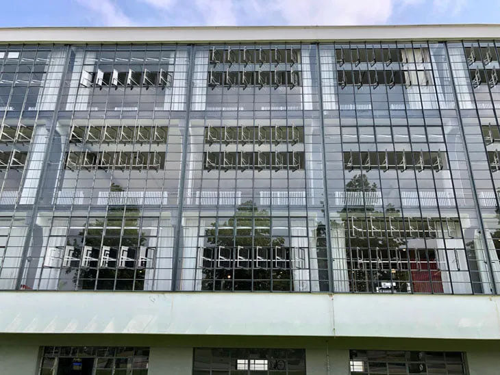 Metal frames and opening panes in the glass curtain wall.