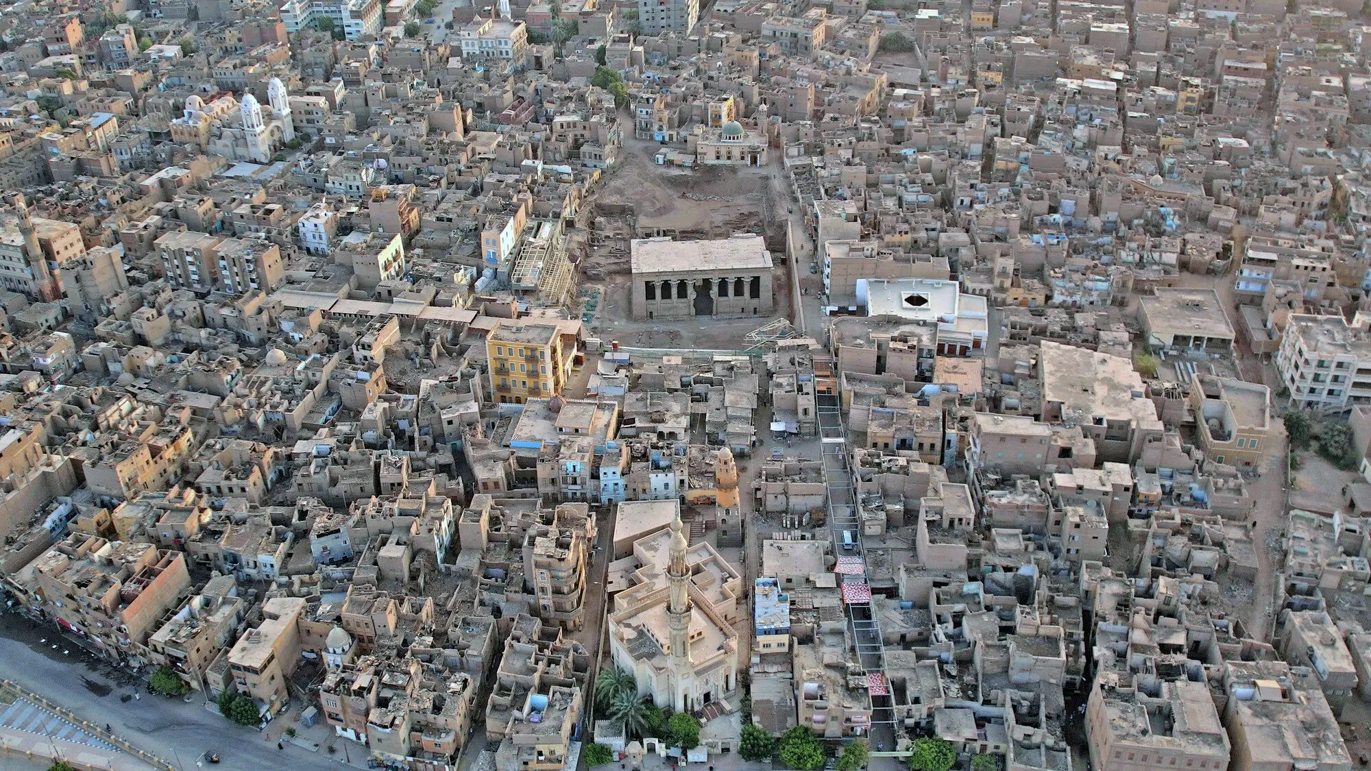 Esna'nın havadan görünümü, merkezde Khnum Tapınağı.