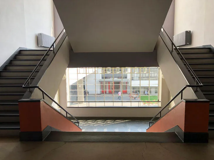 A hall with red, blue and yellow walls.