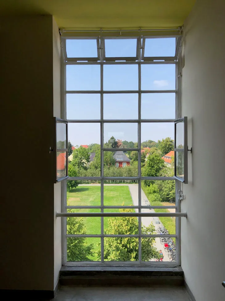 Stairwells, basements, classrooms, workshops, offices, bedrooms, even corridors: there is no hierarchy in their access to light. All are designed to receive as much daylight as possible. Almost every window has an opening section, operated in one way or another, to let in fresh air.